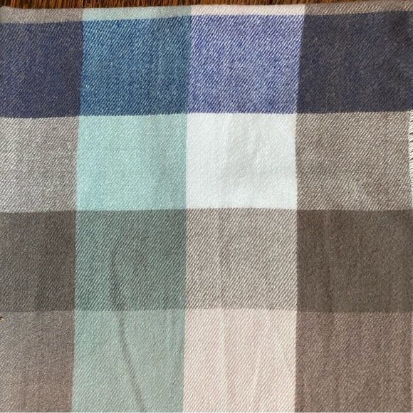 Checkered Scarf - Picture 2 of 4